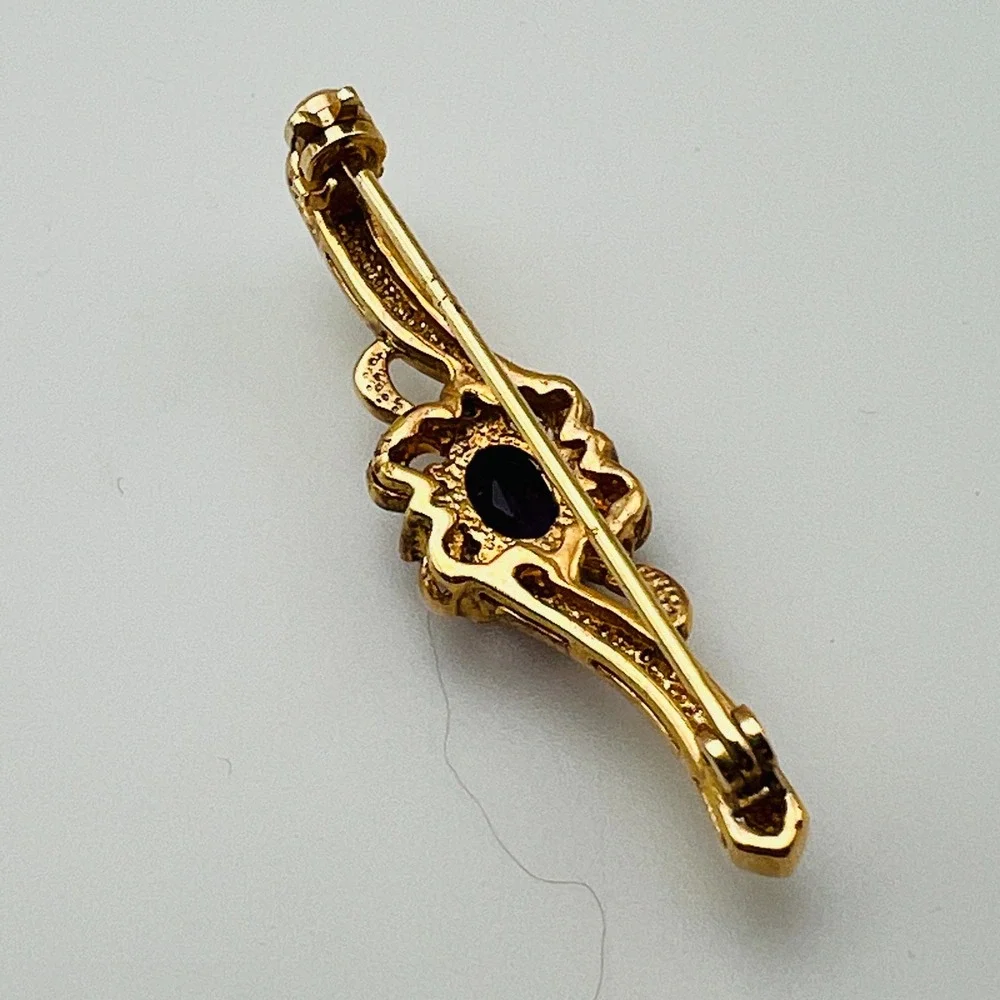 Unbranded vintage brooch